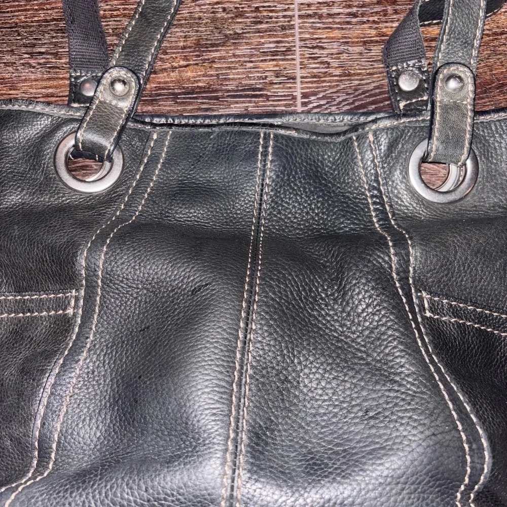 Classic Black Leather Shoulder bag with Contrast Stitching